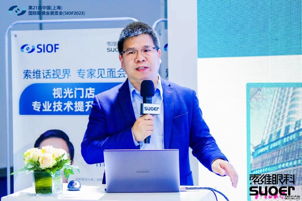 董事长奚继马与王蕊蕊老师参观厂家展览